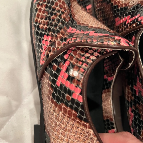 Stunning Aquatalia Snake Embossed Slip Ons - Picture 8 of 9
